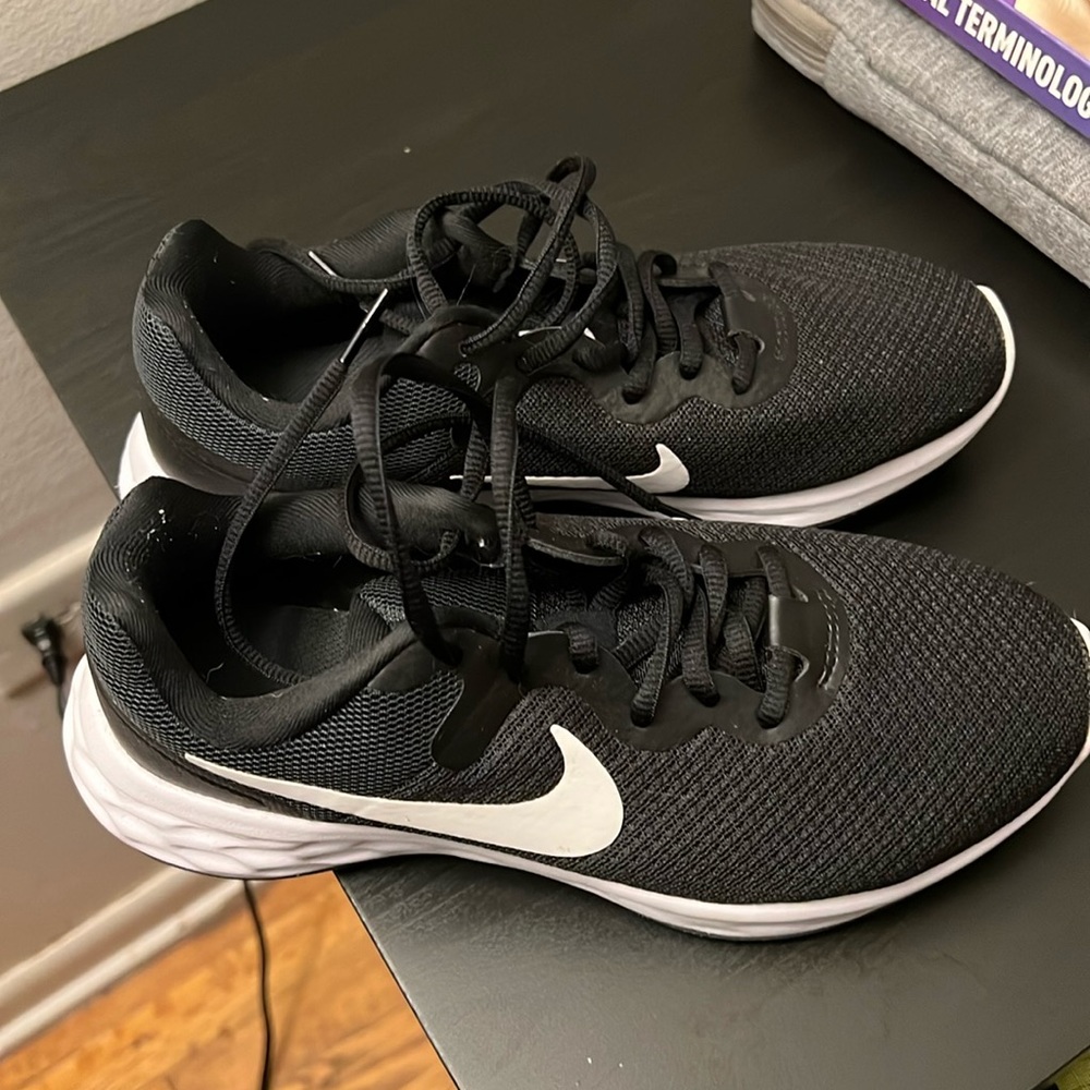 Nike running shoes only worn once like new